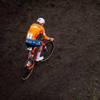 Concurrentie legt zich neer bij Van der Poels suprematie: ‘Hij is zoveel sterker, technisch superieur’