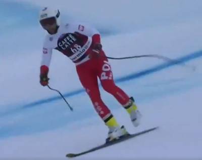 Skiër haalt de finish op één ski