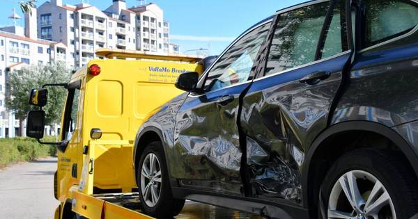 Veel schade na botsing autos in parkeergarage Breskens.