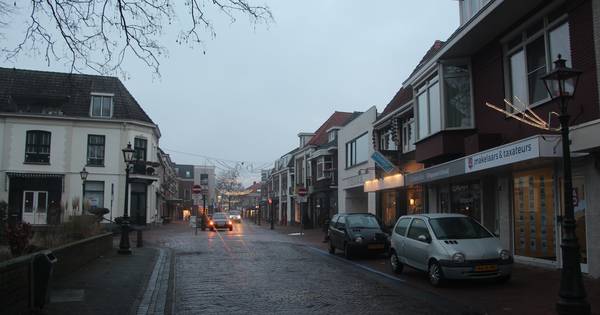 2k m foto / Makelaars wisselen stuivertje op Muraltplein - Tubantia