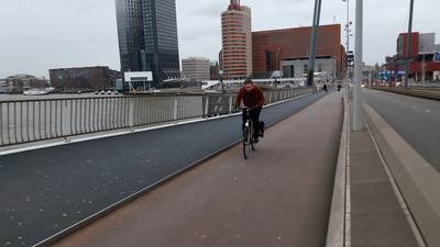 Fietsers ondersteboven geblazen door westerstorm op Erasmusbrug