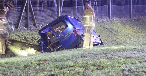 Auto in sloot, gewonde bij ongeval op de A1 - Tubantia