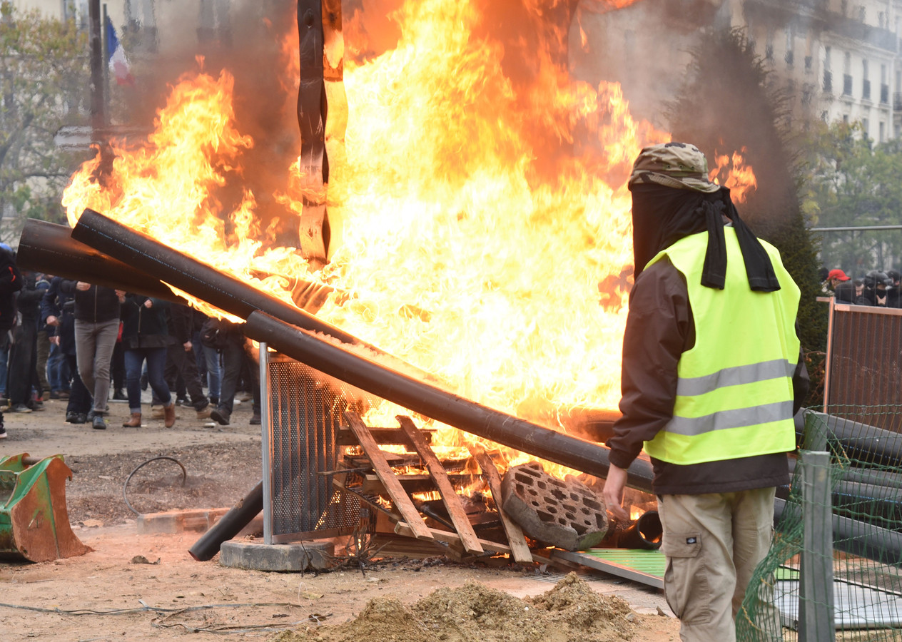 Castaner Les Gilets Jaunes Casseurs Sont Des Imbéciles