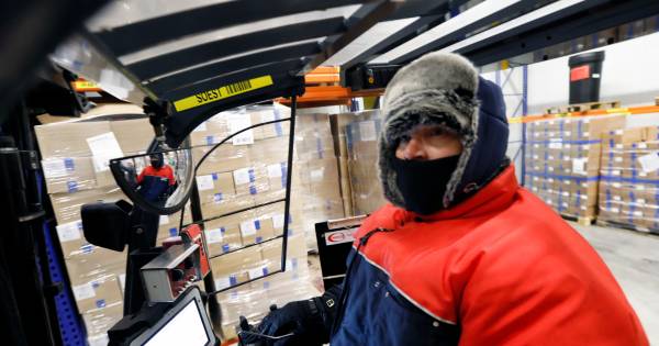 John werkt met hittegolf in poolkleding in Dodewaard | Hittegolf - De Gelderlander