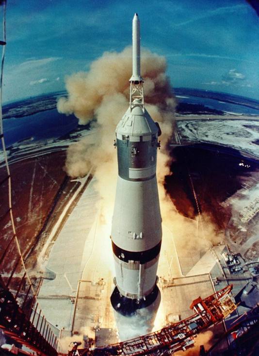 Tasje met maanmateriaal van historische Apollo 11-missie geveild ...