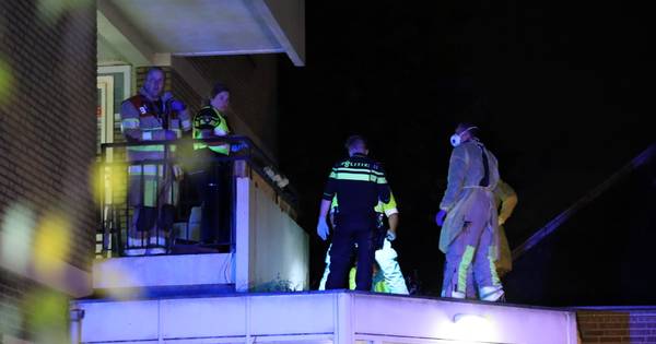 Man valt van hoogte naar beneden in Amersfoort, meerdere hulpdiensten rukken uit.
