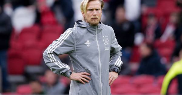 Ajax stuurt assistent Poulsen vanwege coronavirus preventief naar huis
