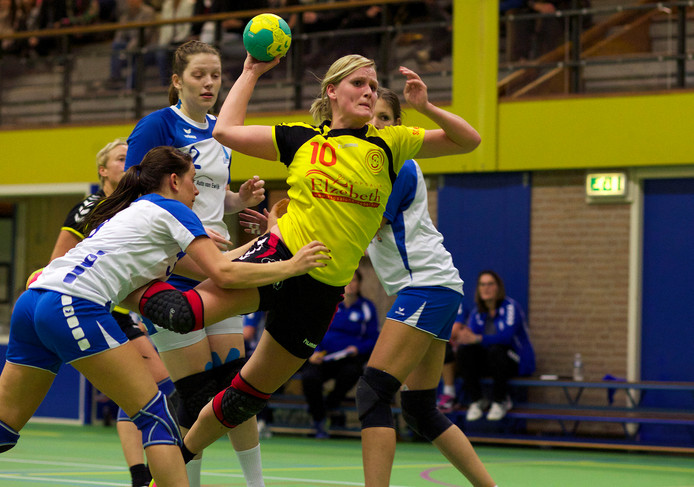 Marjolien Roesink, oud-cirkelspeelster en coach van Wesepe, moet het veld ruimen als coach van Wijhe.