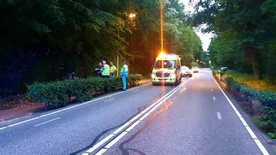 Fietser gereanimeerd na val langs Groesbeekseweg in Mook, weg afgesloten