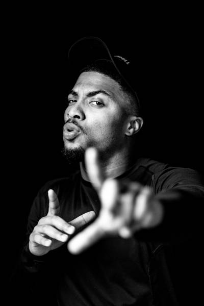 De Nijmeegse Poke (30) begon zijn carrière bij de DAR, brak door als rapper en werkt nu samen met Ge