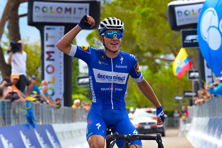 Evenepoel wint in Italië na ferme solo: "Constant tegen de ...