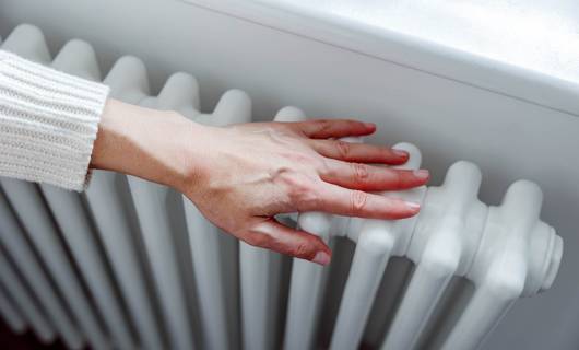 Waarom je een bakje water op de kachel wil zetten (en wat je moet doen bij vloerverwarming)