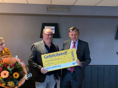 Wooninitiatief Benjamin in Diessen krijgt cheque van ANWB voor rolstoelbus, ‘Want mobiel zijn brengt