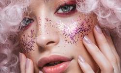Van de runway naar jouw beautytafel: make-up artieste legt uit hoe je glitter draagbaar maakt