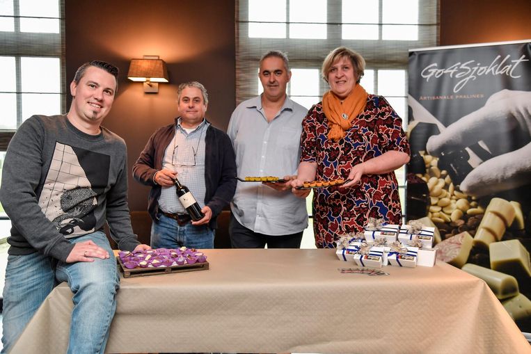 Bert Robberecht (vooraan links) brengt een praline met wijn erin op de markt.