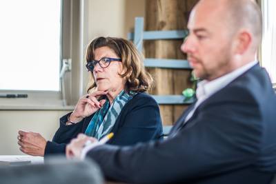 Albero zet de Kapteins op afstand