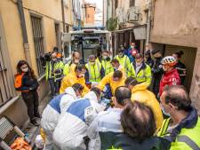 Fransman met obesitas door veertig man en hoogwerker geëvacueerd