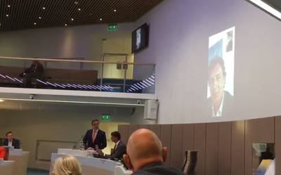 Nieuwe burgemeester van Ede belt in via FaceTime