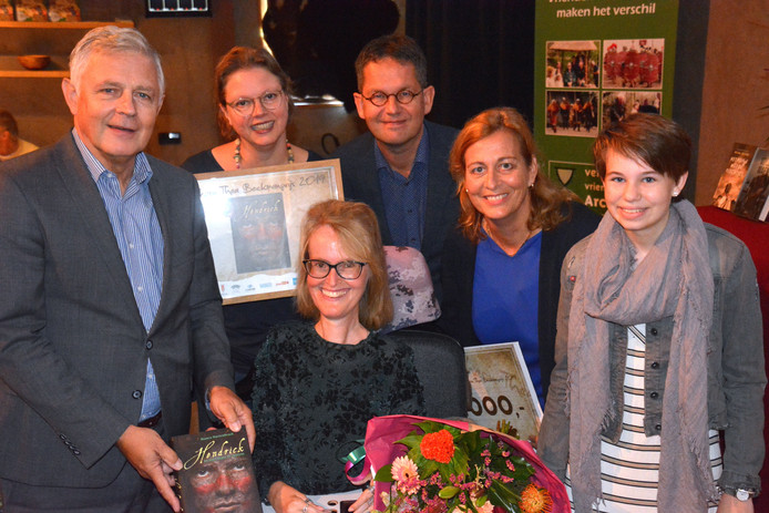 Van links naar rechts: wethouder Han de Jager, schrijfster Marte Jongbloed, de winnende schrijfster Bianca Mastenbroek, voorzitter Hubert Slings van de organisatie achter de Thea Beckmanprijs, Archeon-directeur Monique Veldman en Esmee van der Poel.