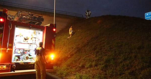 Berm bij Hoeselderdijk in Bornerbroek vat vlam | Almelo | tubantia.nl - Tubantia