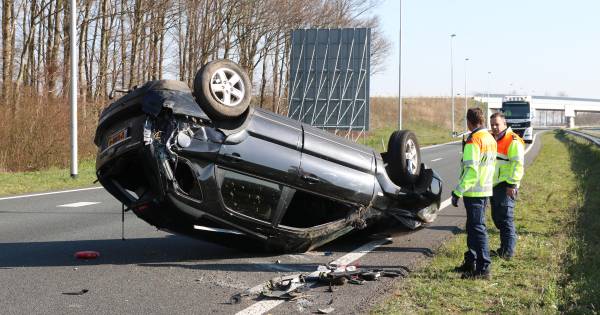 Auto slaat over vangrail en komt op tegengestelde rijbaan N50 tot stilstand; Inzittenden met schrik vrij: Bij een éénzijdig ongeval op de N50 bij het knooppunt Emmeloord zijn donderdagmiddag twee personen met de schrik vrijgekomen..