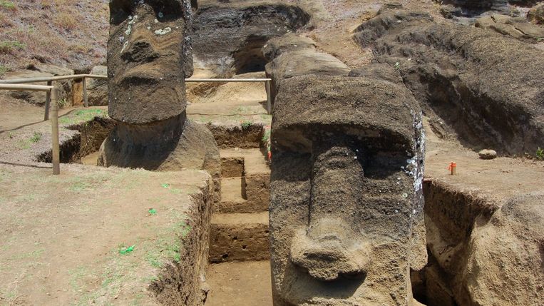 Jo Anne Van Tilburg en haar team groeven twee moai op in Rano Raraku op Paaseiland.