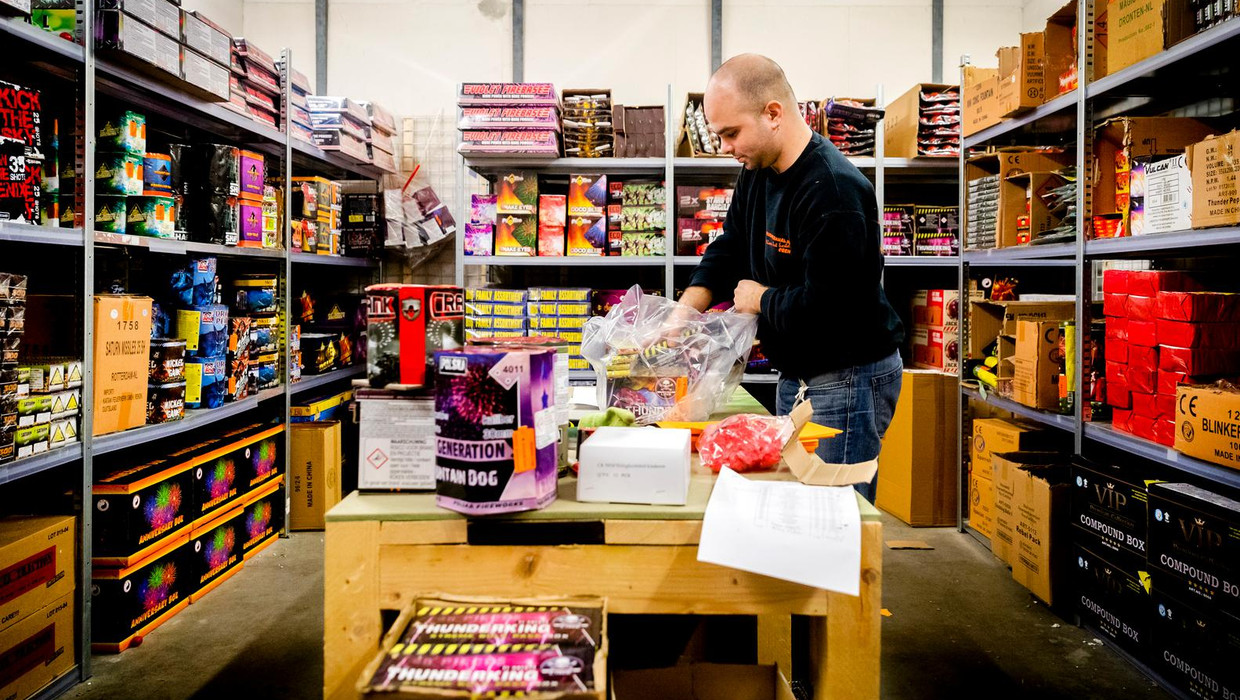 Waarom kun je nooit vuurwerk kopen op zondag? Het Parool
