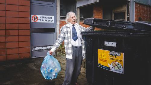 100 jaar, maar nog lang niet met pensioen: conciërge Hubert zet nog dagelijks de afvalcontainers buiten
