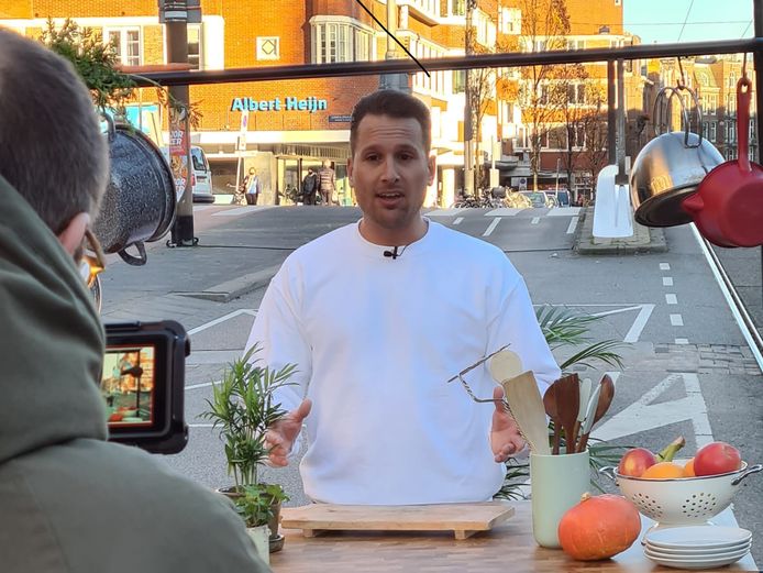 James Fresco tijdens een opname voor de crowdfunding van Vegan Fresco.