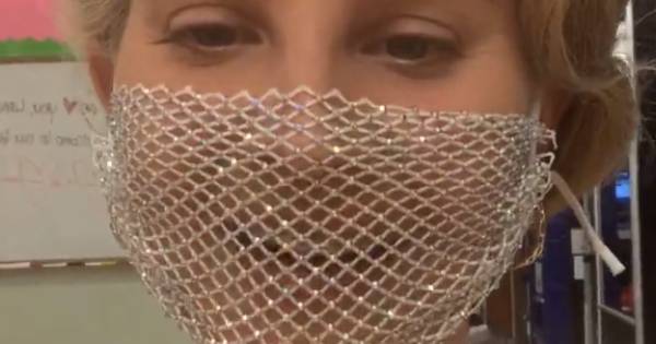 Lana Del Rey Under Fire For Mouth Mask Full Of Holes At Meet And Greet With Fans Show World Today News