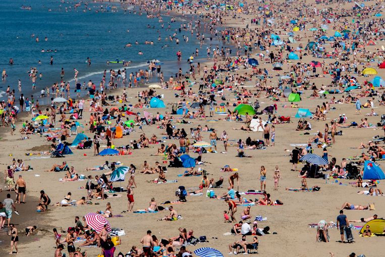 Extreem druk op het strand van Scheveningen tijdens het mooie weer op Hemelvaartsdag.  Beeld Robin Utrecht