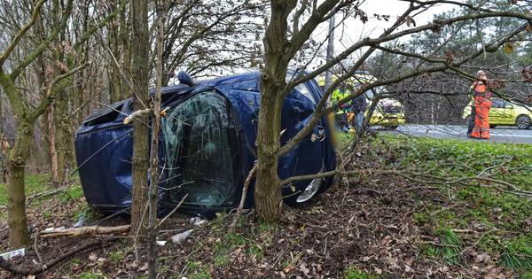 Auto raakt van de weg bij knooppunt Galder