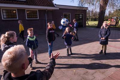 Basisschool De Wiene uit Delden eerste in Nederland met certificaat voor buitenlessen
