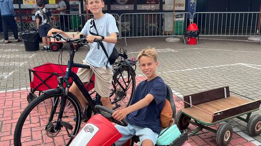 Geen zin om te sleuren? Kinderen uit Rumst en Boom brengen bagage en boodschappen voor een centje naar ingang Tomorrowland 
