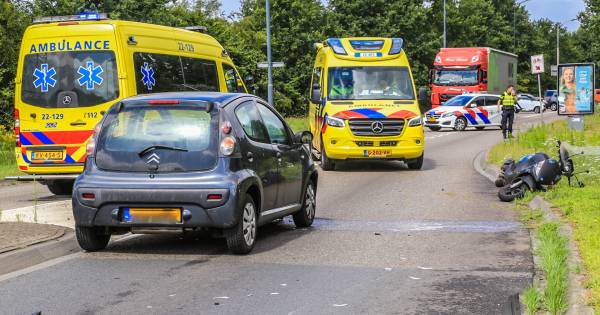 Vrouw op scooter aangereden door automobilist in Helmond.