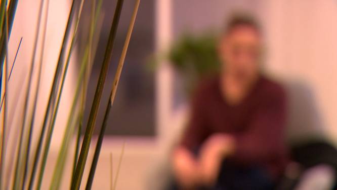 Agente getuigt over rellen in Brussel en aanval op collega: “Ik zag dat die mannen schopten om het leven uit haar te schoppen”