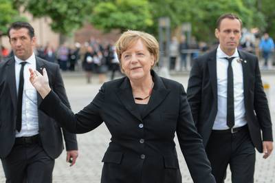 Merkel belooft werk voor iedereen in 2025