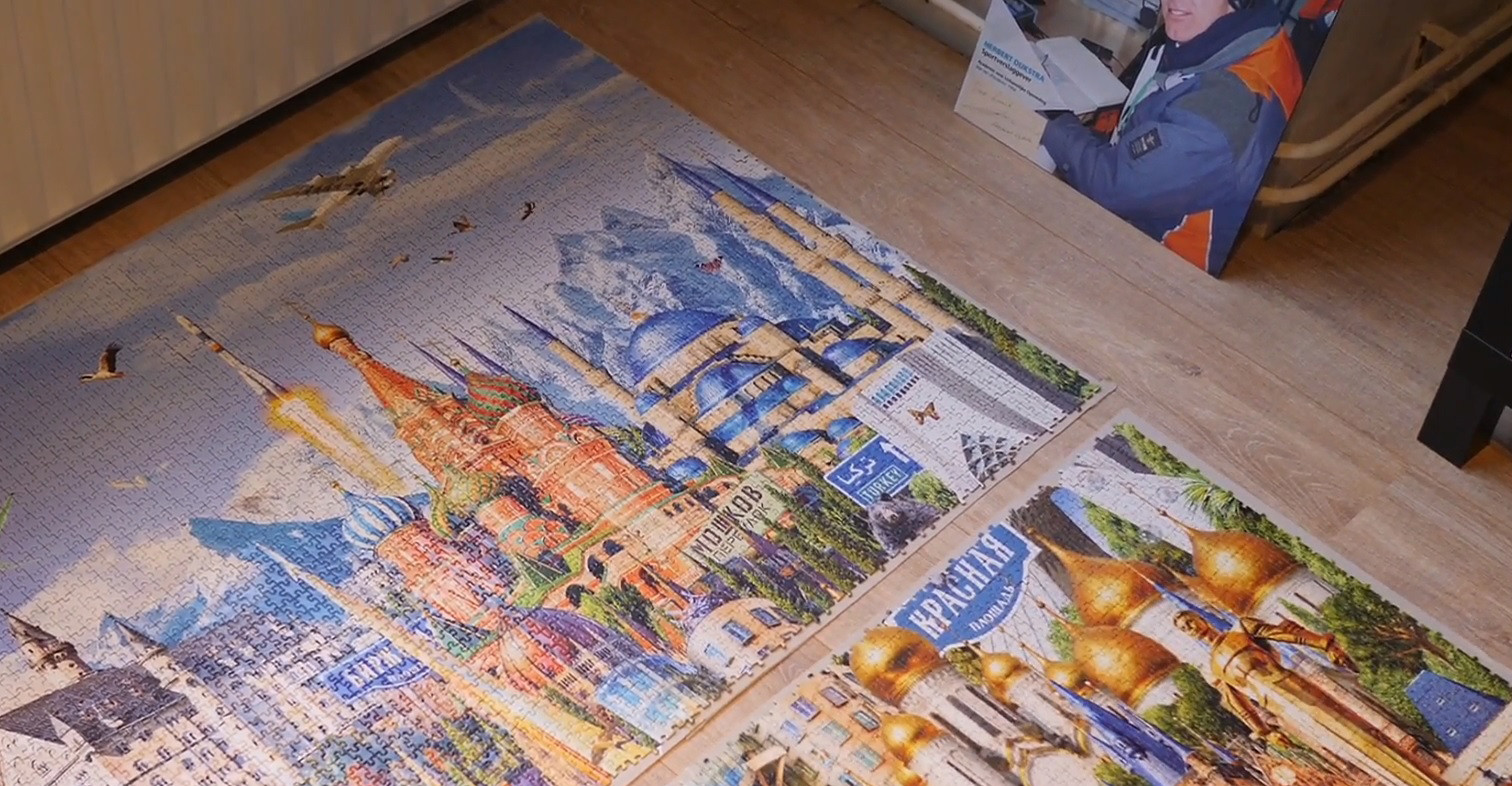 Eén man, 42.000 puzzelstukjes Luuk maakt de éénnagrootste puzzel ter wereld Foto AD.nl