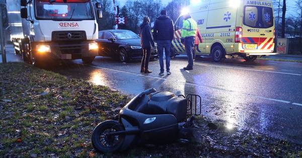 Scooterrijder gewond naar het ziekenhuis na botsing met auto in Oss.