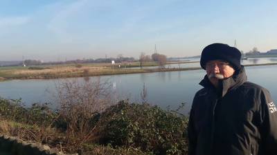 Duivels dilemma: omgeslagen roeiboot, boomstronk met vogels of toch schittering van de tv?