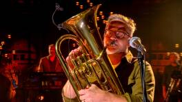 Guus Meeuwis verrast met blaasinstrument
