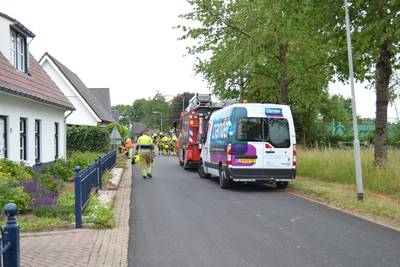Gasleiding lek bij aanleg glasvezel in Wamel, straat afgezet