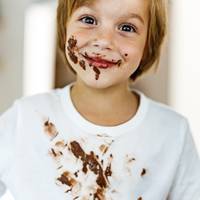 Zó krijg je een chocoladevlek uit je kleding