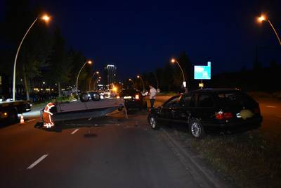 Aanhanger met auto over de kop in Lent, hinder voor verkeer