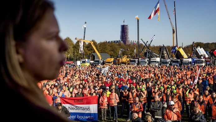 Carola Schouten, minister van Landbouw, spreekt op het Malieveld tijdens het bouwersprotest. Bouwers en transporteurs demonstreren met shovels en hijskranen tegen het stikstofbeleid.