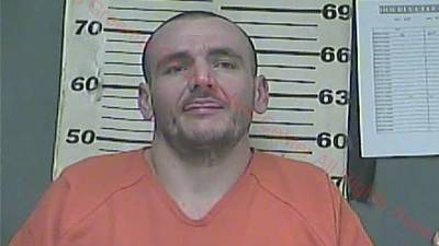 Ontsnapte gevangene wil al liftend vluchten, maar wordt toevallig opgepikt door een agent