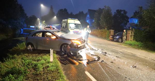 Auto en tractor botsen frontaal op Waspikseweg in 's Gravenmoer - BN DeStem