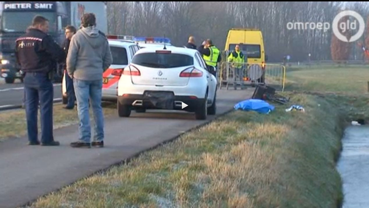 50jarige man dood in sloot Dreumel gevonden Foto gelderlander.nl