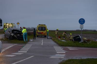 Automobilist ziet bestelbus over het hoofd: bestuurder naar het ziekenhuis