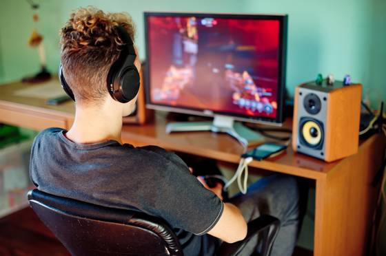 Steeds meer jongeren verdienen geld met gamen en dat kan gevolgen hebben voor belastingbrief: “Ook voor die van de ouders”
